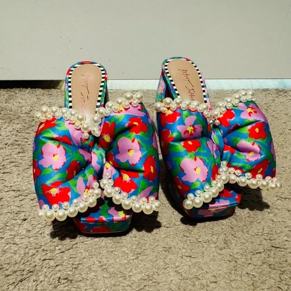 Adorable Betsey Johnson size 7 Maggie blue pink floral bow pearl front sandals - Picture 3 of 6